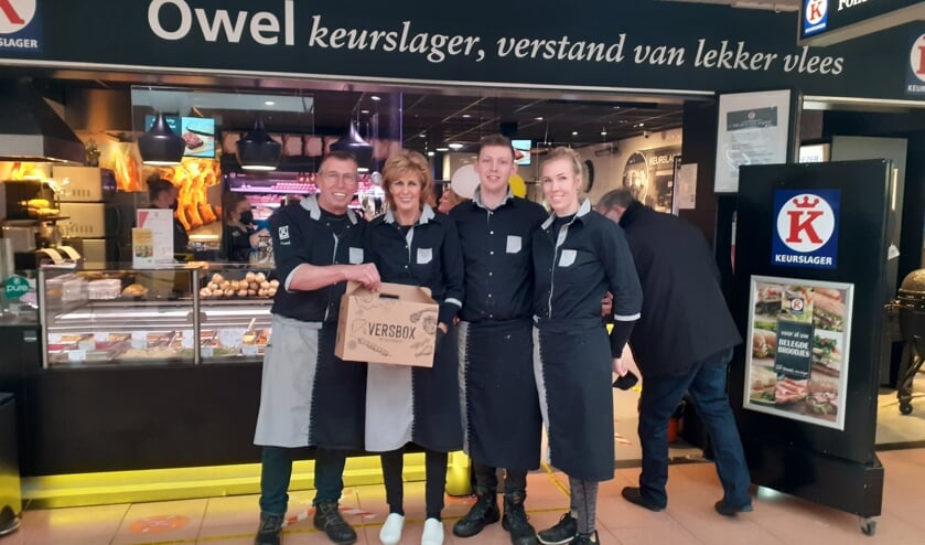 <p>De slagersfamilie Owel geeft tien versboxen weg met de kerstdagen. | Foto: CdM</p>