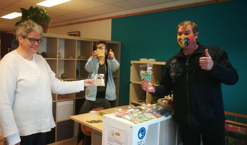 Erna, Maartje en Leon bij wijkcentrum Centraal. | Foto: PR