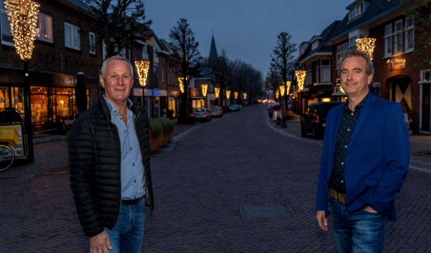 <p>Ed van Braam (l) en Jan van Rijn in de Hoofdstraat.</p>