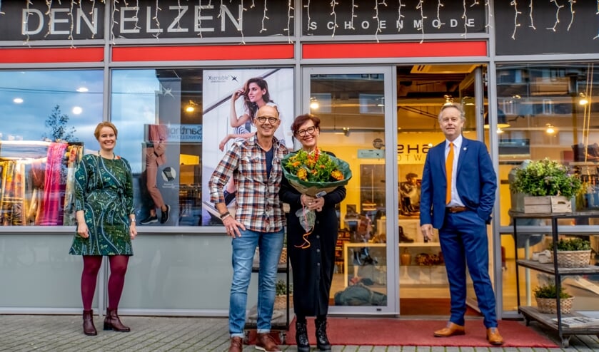 <p>LOV voorzitter Lorien de Roode en wethouder Willem Joosten legden hun eerste visite af bij het echtpaar Den Elzen van de gelijknamige schoenmodezaak. </p>