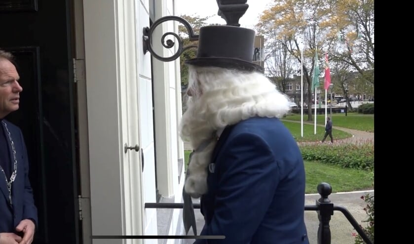 <p>Je ziet de burgemeester denken: 'Wie is deze man toch met die rare hoge hoed en die lange baard?'</p>