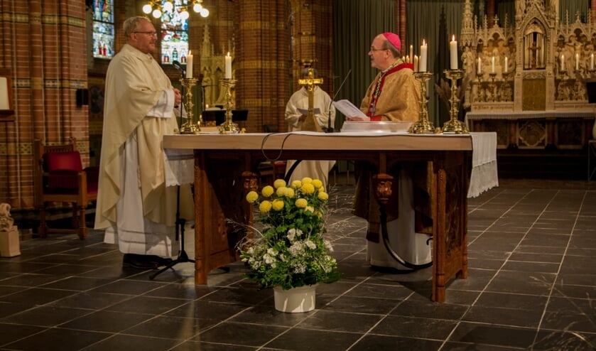 <p>Pastoor Bosma en bisschop Van den Hende in de Agathakerk. </p>