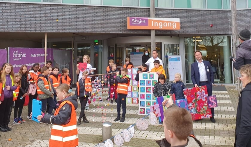 De kunstwerken werden overgedragen aan Peter Jue (lid van de Raad van bestuur van Alrijne), Jephta van den Bremer (chirurg) en Kirsten Schoenma (regieverpleegkundige).