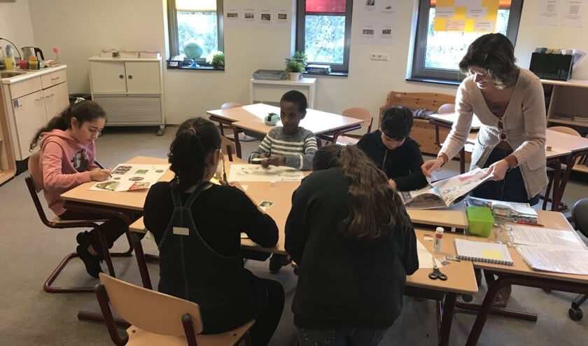 <p>De Taaltoppers van de Prins Willem-Alexanderschool aan het werk.| Foto: PR</p>