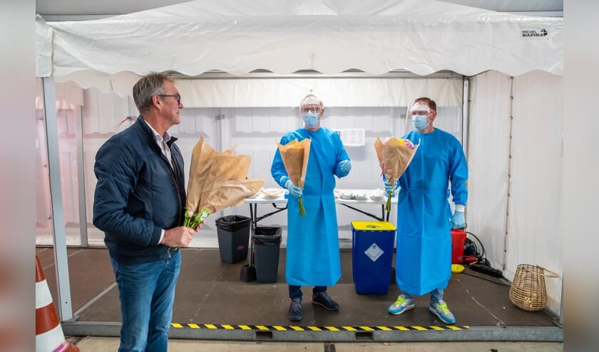 Een bos chrysanten voor alle medewerkers van GGD-teststraten.
