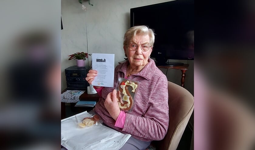 <p>Een Zonnebloemgast ontvangt een Sintverrassing. | </p>