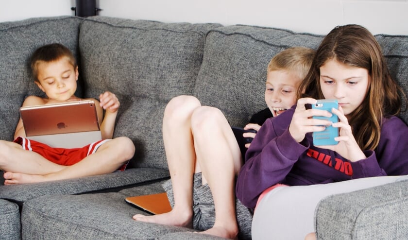 Kinderen begeleiden en sturen in hun mediagebruik, hoe doe je dat als ouder? Daarvoor kun je terecht bij het CJG, bijvoorbeeld via het volgen van een webinar.