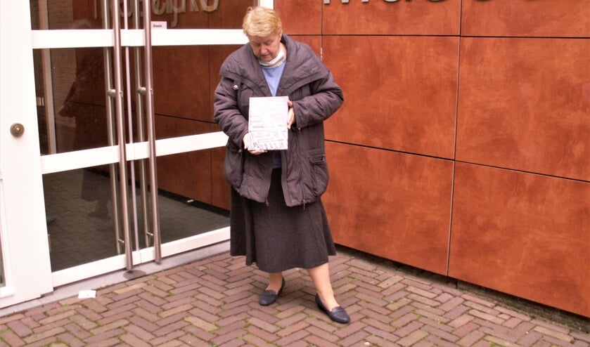 Lies van Beelen met haar boek. | Foto: pr