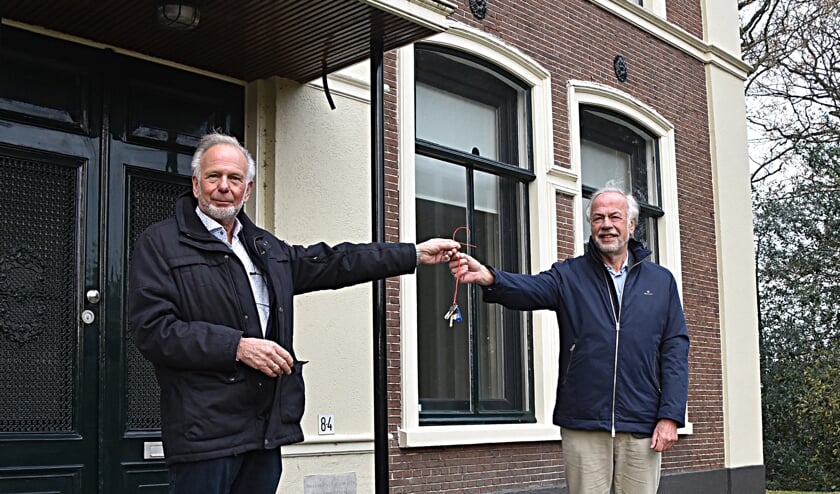 <p>John Verbeek (l) overhandigt de sleutel aan voorzitter Aad Boer. | Foto: Piet van Kampen</p>