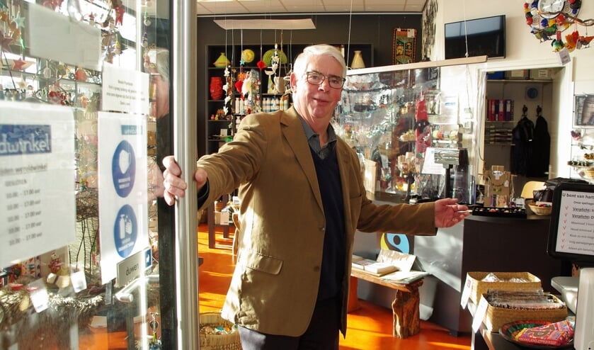 <p>Secretaris Bert Gerritsen heet klanten van harte welkom in de gezellige Wereldwinkel. | Foto’s Willemien Timmers</p>