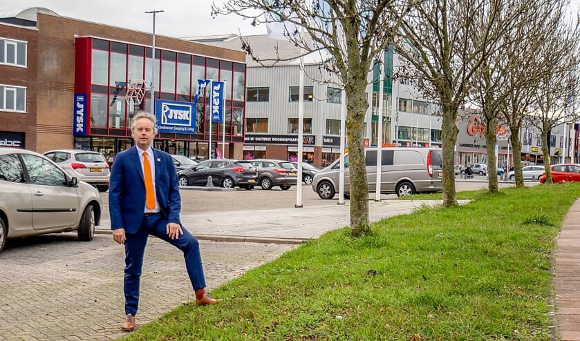 Wethouder Willem Joosten heeft er alle vertrouwen in dat het bedrijventerrein achter hem over een aantal jaar is getransformeerd in een aantrekkelijk woon-werkgebied. | foto: J.P. Kranenburg
