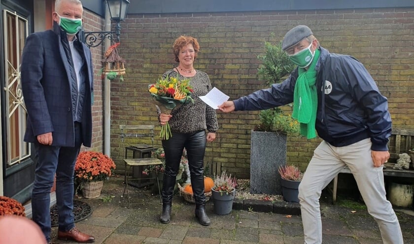 <p>Wethouder Daan Binnendijk en raadslid Huibrecht Bos verrasten Annemiek de Groot met een bloemetje en bedankkaart.</p>