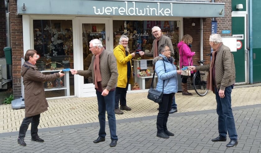 Een compilatie van de uitreiking, met drie keer de voorzitter die de prijswinnaars een cadeaubon mag overhandigen.
