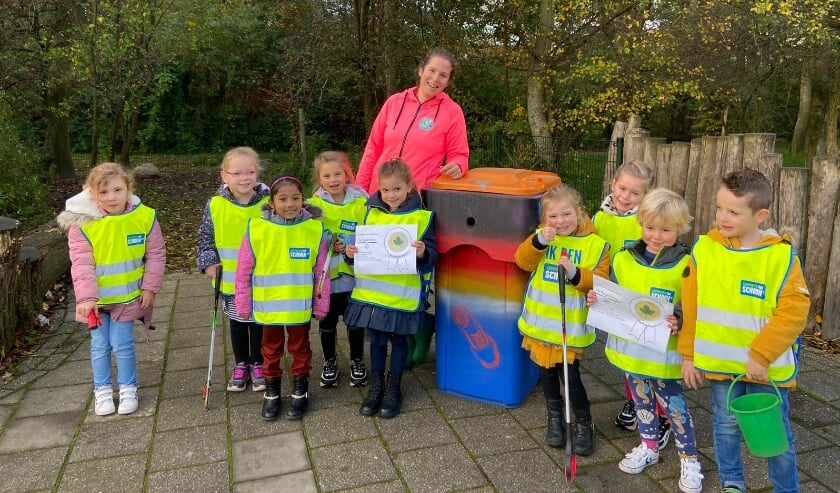 <p>De jonge opruimploeg van basisschool Regenboog met Marieke van Leeuwen. | Foto: PR</p>