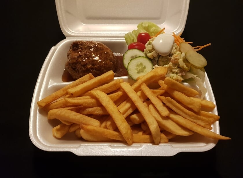 <p>Ook de bal van Snackbar 't Haasje doet mee met de actie ‘De lekkerste bal van Oegstgeest’.</p>