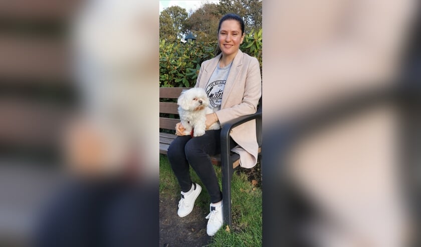 <p>Sara met haar hondje Lucy in Park Rusthoff.</p>