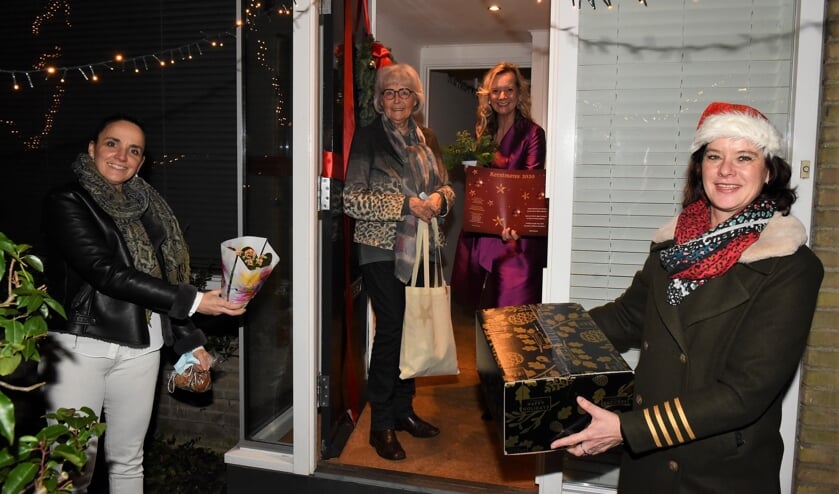 <p>Lydie Vellema en haar gast Geertje Lagas ontvangen het diner en alle extra's uit handen van Ivonne Janka (r) en Willemien Timmers. | Foto's</p>