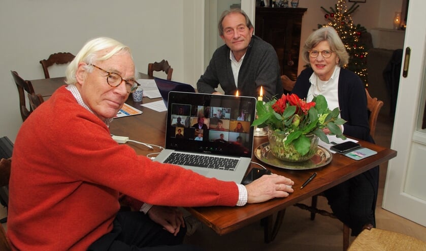 <p>Roelant Oltmans (midden) sprak de jonge sporters digitaal bemoedigend toe. | Foto</p>