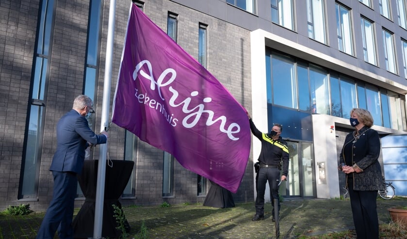 <p>V.l.n.r. Ivo van der Klei van Alrijne Ziekenuis, teamchef politie Dennis van Kommer en burgemeester Laila Driessen. </p>