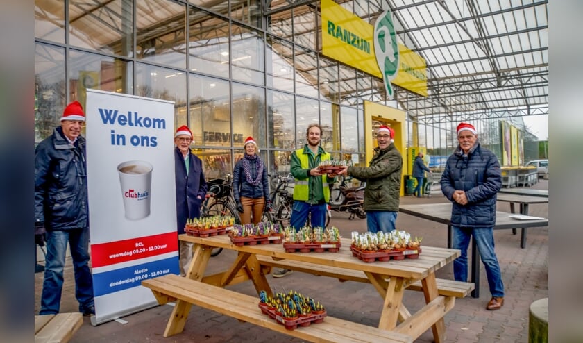 <p>Een medewerker van Ranzijn overhandigt de bollenbakjes aan de commissieleden van de Derde Helft, v.l.n.r. Thomas Stolker, Fred van Setten, Saskia Zandvliet, Lennard Kniep, Rob vd Groen en Koos Koster. </p>