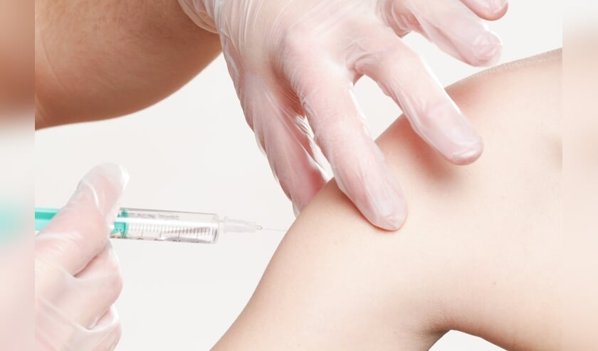 <p>Naar verwachting kan de vaccinatie tegen corona begin komend jaar van start.</p>