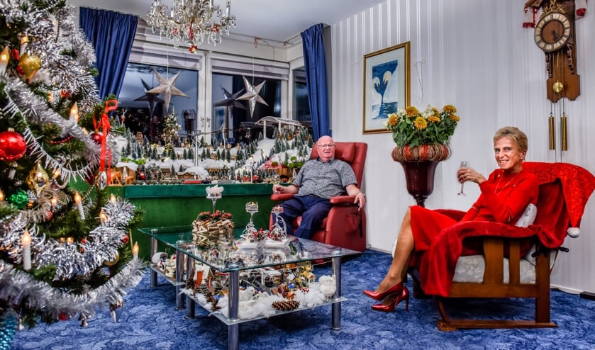 <p>Sjoerd en Willeke Zwaan genieten van hun kersthuis. </p>
