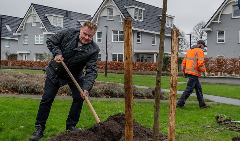 <p>Wethouder Rik van Woudenberg plant een es aan de Essenlaan.</p>