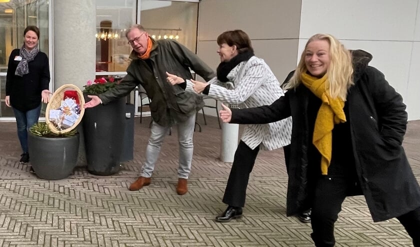 <p>Bij Leythenrode verzamelden de Vrienden zich aan de voorkant voor een veilige overhandiging van de cadeaubonnen aan Anja van Rijn (naast de mand), Diana van 't Hof en Agnes van Buiten. Het Vrienden-bestuur, Melinda Voerman, Monique Sloot en Michel Verheij, maakte symbolisch een diepe buiging voor alle medewerkers. Natuurlijk was ook Birgitta Weimar (directeur Woonzorg) aanwezig bij de overhandiging. </p>