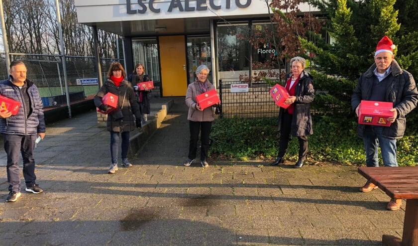 <p>Derde Helftdeelnemers bij Alecto: v.l.n.r. Leo Link, Hélène Lafeber, Margriet Hermeler, Joyce Goewie, Nel Pinckaers. Rechts staat Clubhuis voorzitter Koos Koster. </p>