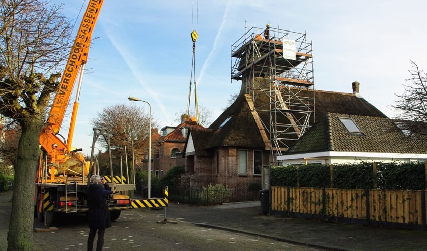 <p>Een kraan hijst een deel van het pinakel omhoog. | Foto Willemien Timmers</p>