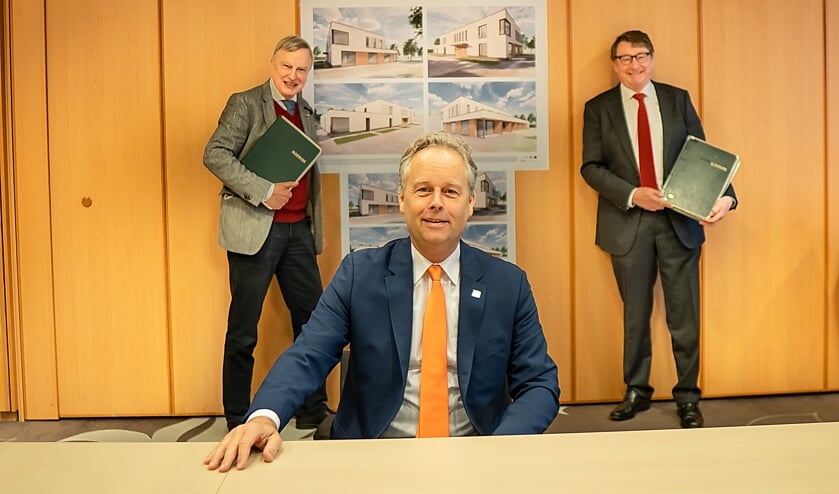 <p>De Leiderdorpse wethouder Willem Joosten (zittend) heeft net de overeenkomst getekend met bestuurders Roeland van Velzen (links) en Jules de Vries van hospice De Mare.</p>