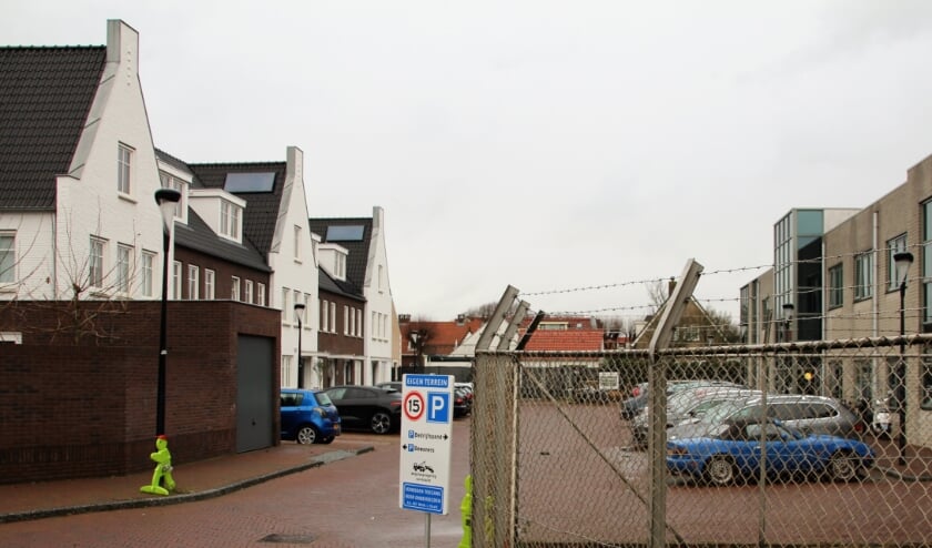<p>Van het aan de bewoners beloofde hofje is bepaald geen sprake, van de verplichte sociale woningen al evenmin.</p>
