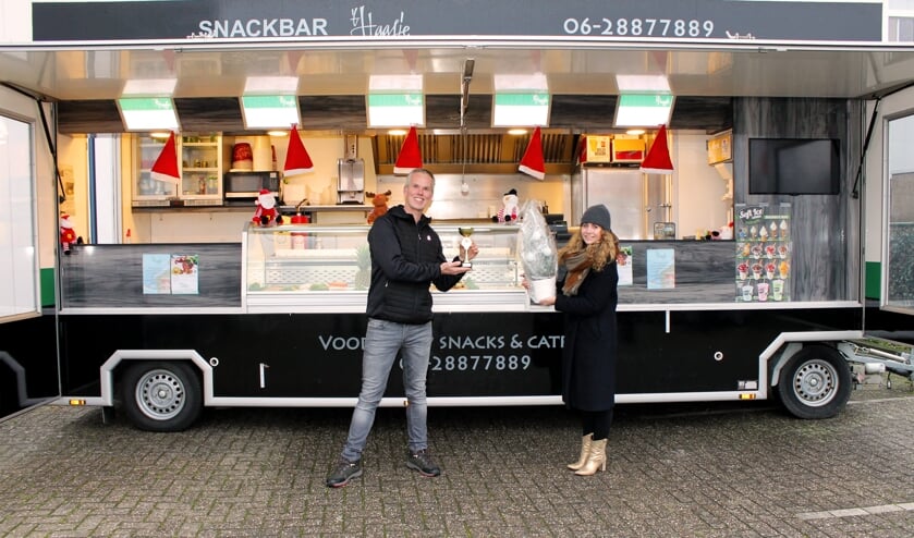 <p>Snackbarhouder Rob Heemskerk mag zich maker van de 'Lekkerste bal van Oegstgeest' noemen. Naast hem prijswinnaar Jolijn Kouwenhoven met de 'Terug naar Oegstgeest'-kerstboom. </p>