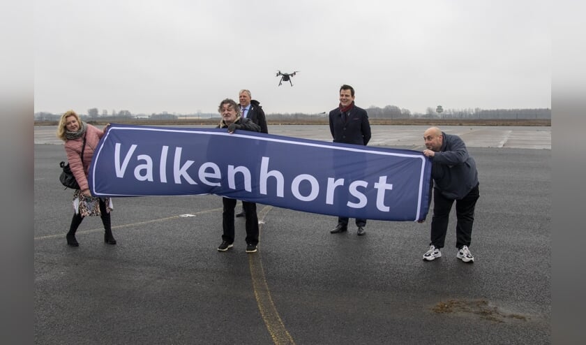 <p>De drie winnaars onthulden de naam onder toeziend oog van burgemeester Visser en wethouder Mostert. | Foto: Arie van Dijk Fotografie</p>
