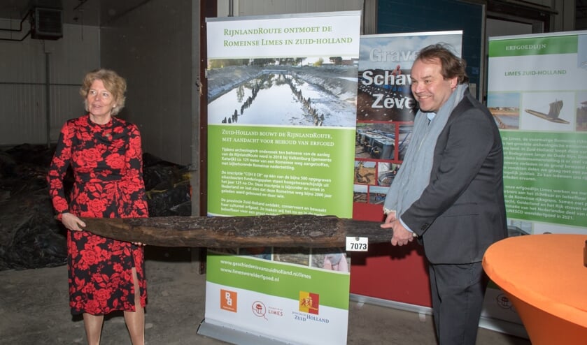 De overhandiging van de paal.