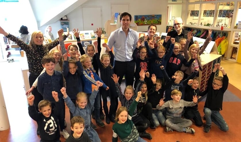 Minister Wopke Hoekstra met groep 5 van de School Kastanjelaan