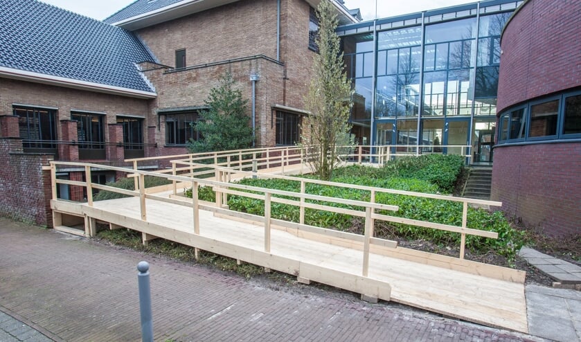 <p>De tijdelijke ingang tot het gemeentehuis. | Foto: Adrie van Duijvenvoorde</p>