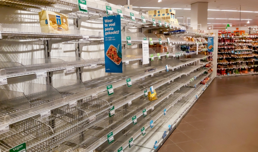 Albert Heijn in Winkelhof, zaterdag om 2 uur 's middags. Het pastaschap is zo goed als leeg. hetzelfde geldt voor het schap met toiletpapier.