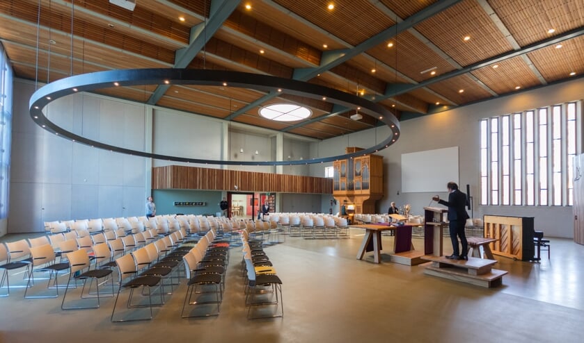 Dominee Stephan Kurtzahn gaat voor in een lege Scheppingskerk.