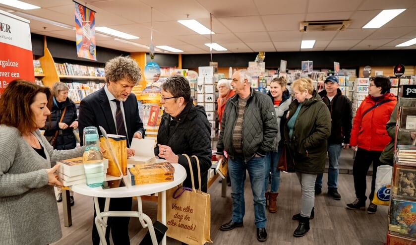 Jeroen Windmeijer (bij de statafel) maakte zaterdag heel wat fans blij met een opdracht en handtekening.
