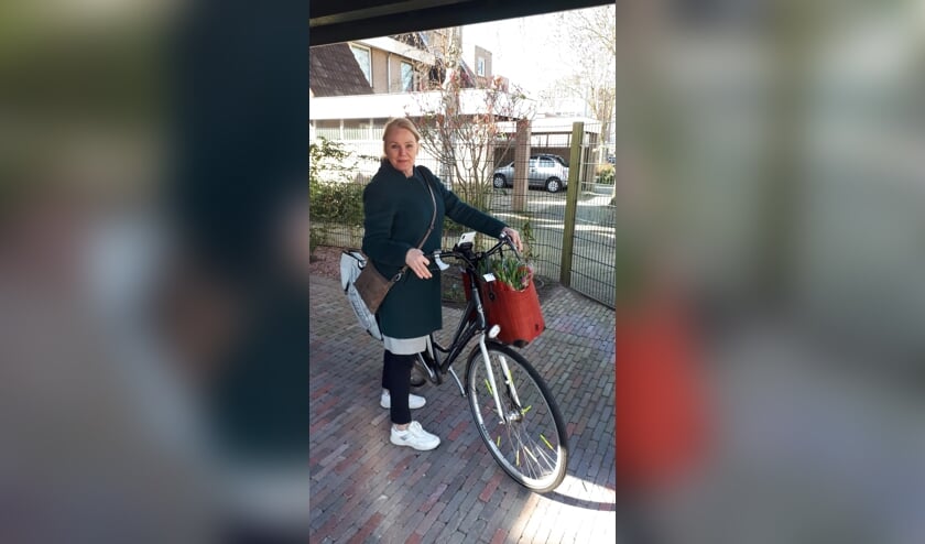 Ellly Winkler staat klaar om tulpen rond te gaan brengen.