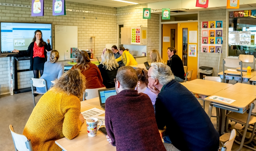 Het team van OBS De Hobbit is druk bezig met het samenstellen van een digitaal lesprogramma.
