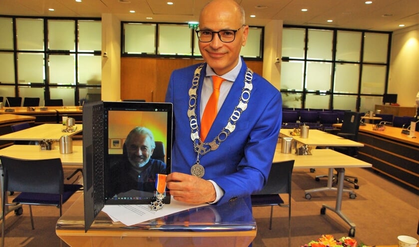 Ridder Joop Verdonk krijgt de versierselen virtueel 'opgespeld' voor al zijn inzet. |
