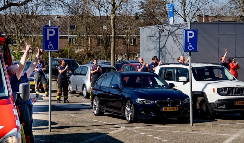 Applaus van de Leiderdorpse brandweer voor de medewerkers van Alrijne Leiderdorp.