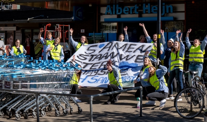 Medewerkers van Albert Heijn Santhorst zwaaien naar de drone die hun groet aan Leiderdorp filmt. Maandag is bij Unity.NU te zien hoe dit er vanuit de lucht uitziet.
