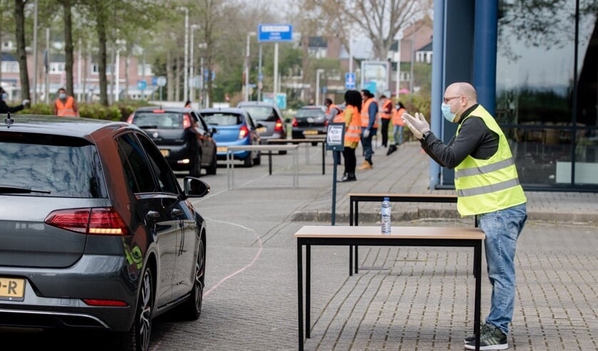 De gemeenteleden krijgen van een veilige afstand gebeden en bemoedigende woorden. | Foto: Shamir Jacobino