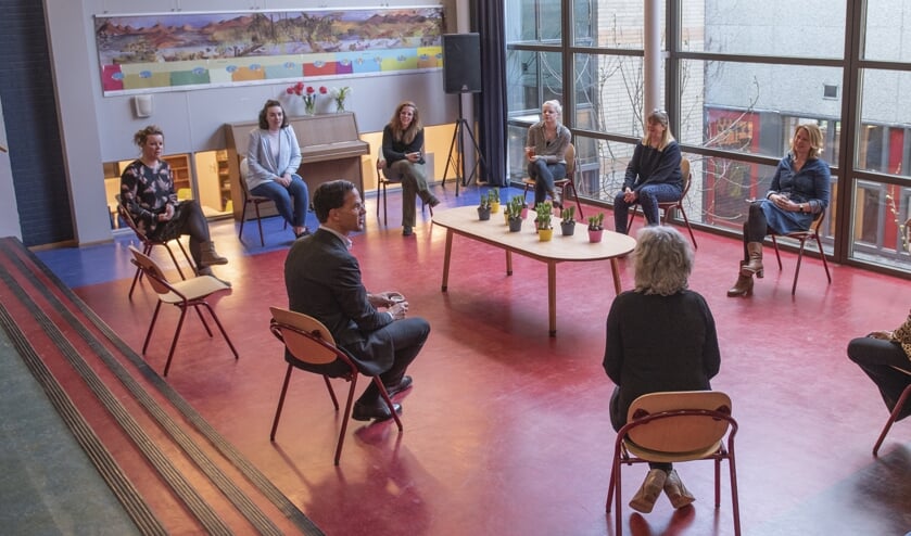Minister-president Mark Rutte in gesprek met het team van de Montessorischool in Oegstgeest. | Foto Nia Palli
