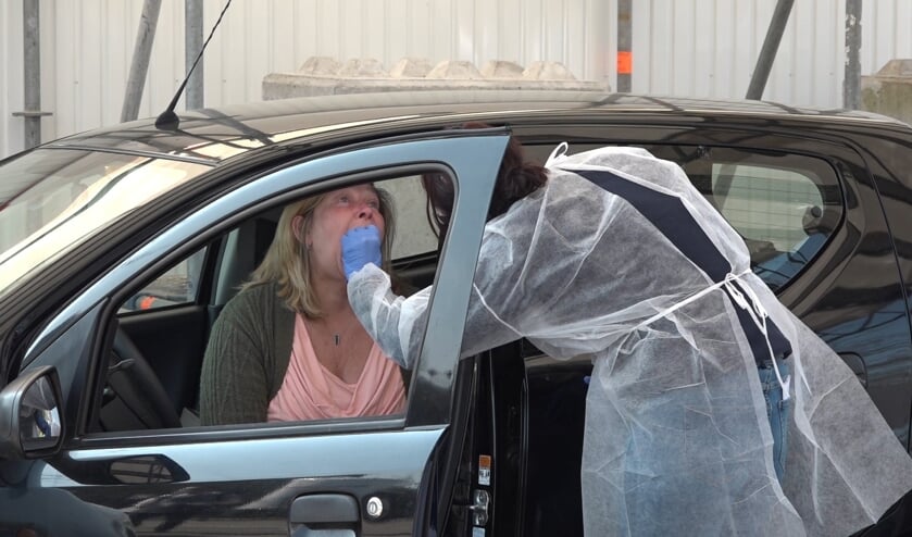 Een zorgmedewerker wordt op corona getest in de corona drive-in bij Alrijne
Ziekenhuis Leiderdorp.