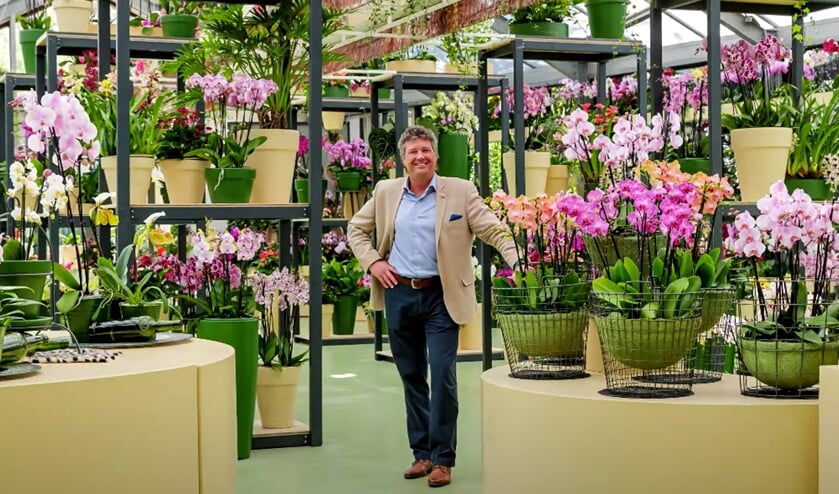 <p>Cor Middelkoop tussen de mooiste orchideeën. </p>