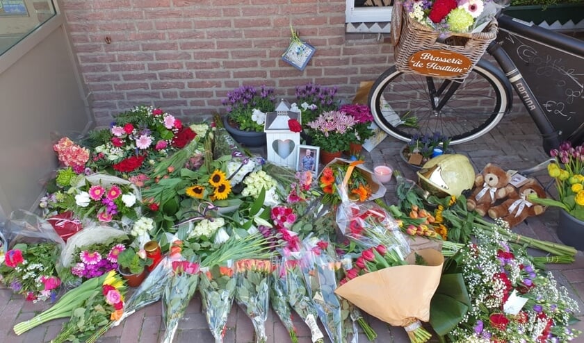 Bij De Houttuin liggen veel bloemen. | Foto: AC